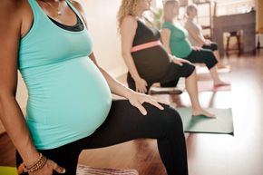 Dipawaly Centro de Yoga y Pilates mujeres embarazadas haciendo yoga